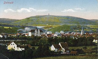 Auf dieser Postkarte thront Hermann über der Stadt. Detmold und die umliegenden Orte profitierten sehr von der touristischen Wirkung des Denkmals. - Bildrechte: Stadtarchiv Detmold