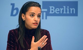 Sawsan Chebli, Staatssekretärin für bürgerschaftliches Engagement, spricht auf einer Pressekonferenz. Hier fand heute der Prozess gegen einen 46-Jährigen, der die Berliner Staatssekretärin Sawsan Chebli in einem Video beleidigt haben soll, statt. - Archivfoto: Wolfgang Kumm/dpa