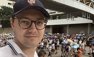 Ein „Selfie" zeigt das Ausmaß: Markus Burmeister bei einem Protest auf Hongkongs Straßen. - Markus Burmeister