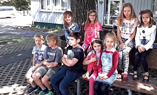 Die Kinder der OGS Bösingfeld warten auf eine räumliche Erweiterung. Im Hintergrund ist der Pavillon zu sehen, in dem derzeit die Musikschule untergebracht ist. - Sylvia Frevert