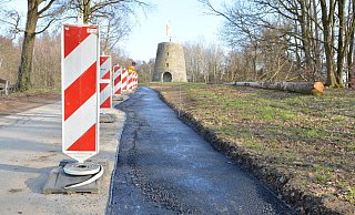 Bauhof-Mitarbeiter haben die weggebrochenen Wegränder nahe der Kumsttonne auf dem Tönsberg neu geteert. - Karin Prignitz Bauhof-Mitarbeiter haben die weggebrochenen Wegränder nahe der Kumsttonne auf dem Tönsberg neu geteert. - Karin Prignitz