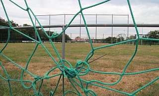 Flickwerk: Die Netze der Tore auf dem Übungsplatz am Schlingsbruch werden durch Kabelbinder zusammengehalten. Die Gemeinde will einen Fördertopf des Landes anzapfen, um Geld für die Aufwertung des Areals zu bekommen. - Dieter Asbrock