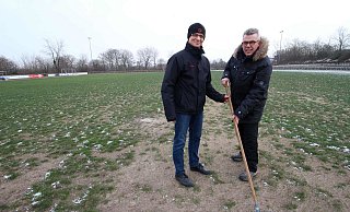 Im vergangenen Januar kündigten Bauhofleiter Andreas Glatthor (links) und der Vorsitzende des TuS Leopoldshöhe Horst Wolfmeier eine vorübergehende Reparatur des Rasenplatzes am Schul- und Sportzentrum an. - Thomas Dohna Im vergangenen Januar kündigten Bauhofleiter Andreas Glatthor (links) und der Vorsitzende des TuS Leopoldshöhe Horst Wolfmeier eine vorübergehende Reparatur des Rasenplatzes am Schul- und Sportzentrum an. - Thomas Dohna
