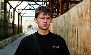 Jakob Springfeld ist im Osten aufgewachsen und positioniert sich klar gegen rechts. In Lage stellt er sein neues Buch vor und erklärt, warum das Erstarken der Rechten auch für den Westen zur Gefahr wird. - Clavin Thomas Jakob Springfeld ist im Osten aufgewachsen und positioniert sich klar gegen rechts. In Lage stellt er sein neues Buch vor und erklärt, warum das Erstarken der Rechten auch für den Westen zur Gefahr wird. - Clavin Thomas