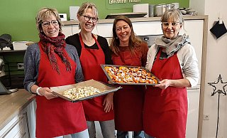 Kochkurs-Teilnehmerin Martine Dietz, Ernährungsberaterin Bettina Dreisewerd, SoLaWi-Bildungsreferentin Maren Weber und Teilnehmerin Elke Münzing (von links) zeigen einen Flammkuchen und herbstliches Ofengemüse. - Julia Kube