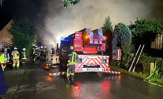Die Drehleiter der Feuerwehr Lemgo zur Unterstützung der Kräfte an der Einsatzstelle. - Feuerwehr Dörentrup Die Drehleiter der Feuerwehr Lemgo zur Unterstützung der Kräfte an der Einsatzstelle. - Feuerwehr Dörentrup