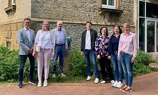 Ehemalige gründen einen Alumni-Verein: Darunter auch der frühere Schulleiter Werner Klapproth (3. von links). Den Vorsitz haben Bastian von den Eichen und Jaqueline Mäling (4. und 5. von links) übernommen. Claudia Schröder (rechts) ist Schriftführerin. - Grabbe-Gymnasium Ehemalige gründen einen Alumni-Verein: Darunter auch der frühere Schulleiter Werner Klapproth (3. von links). Den Vorsitz haben Bastian von den Eichen und Jaqueline Mäling (4. und 5. von links) übernommen. Claudia Schröder (rechts) ist Schriftführerin. - Grabbe-Gymnasium