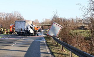Auf der Bundesstraße sind zwei Lastwagen und ein Auto verunglückt. - Marc Schröder