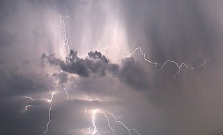 Viele Blitze am Himmel, in Bad Salzuflen schlug einer kräftig ein. - Matthias Habel