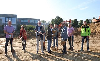 Symbolischer Spatenstich an der Felix-Fechenbach-Gesamtschule, Schulleiter Manfred Kurtz (vorne, v. l.), Bürgermeister Martin Hoffmann und Architekt Falko Biermann (SBP Architekten) schippen schon einmal zur Probe, hinter ihnen stehen weitere Vertreter der Verwaltung, der Schule, des Architekturbüros und der ausführenden Tiefbau-Firma Thorsten Bänisch aus Oerlinghausen - Birgit Guhlke Symbolischer Spatenstich an der Felix-Fechenbach-Gesamtschule, Schulleiter Manfred Kurtz (vorne, v. l.), Bürgermeister Martin Hoffmann und Architekt Falko Biermann (SBP Architekten) schippen schon einmal zur Probe, hinter ihnen stehen weitere Vertreter der Verwaltung, der Schule, des Architekturbüros und der ausführenden Tiefbau-Firma Thorsten Bänisch aus Oerlinghausen - Birgit Guhlke