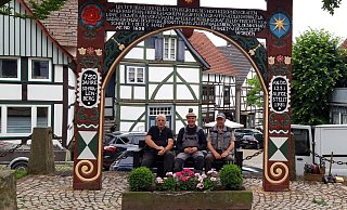Stolz sitzen (von links) Erich Sroka, Josef Kirchhoff und Heinz Rodewald unter dem frisch restaurierten Torbogen. - Bildrechte: Josef Kirchhoff Stolz sitzen (von links) Erich Sroka, Josef Kirchhoff und Heinz Rodewald unter dem frisch restaurierten Torbogen. - Bildrechte: Josef Kirchhoff