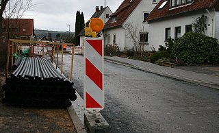 Die Bauarbeiten in der Bergstraße in Bösingfeld schreiten voran, während die Anlieger aufatmen. Sie haben nach einjähriger Diskussion mit Verwaltung und Politik eine Minimierung der Beiträge für den Gehweg und ein Zugeständnis beim Oberflächenwasser erreicht. - Sylvia Frevert Die Bauarbeiten in der Bergstraße in Bösingfeld schreiten voran, während die Anlieger aufatmen. Sie haben nach einjähriger Diskussion mit Verwaltung und Politik eine Minimierung der Beiträge für den Gehweg und ein Zugeständnis beim Oberflächenwasser erreicht. - Sylvia Frevert