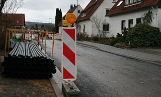 Die Bauarbeiten in der Bergstraße in Bösingfeld schreiten voran, während die Anlieger aufatmen. Sie haben nach langer Diskussion mit Verwaltung und Politik eine Reduzierung der Beiträge für den Gehweg und ein Zugeständnis beim Oberflächenwasser erreicht. - Sylvia Frevert Die Bauarbeiten in der Bergstraße in Bösingfeld schreiten voran, während die Anlieger aufatmen. Sie haben nach langer Diskussion mit Verwaltung und Politik eine Reduzierung der Beiträge für den Gehweg und ein Zugeständnis beim Oberflächenwasser erreicht. - Sylvia Frevert