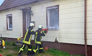Das L&ouml;schsystem "Cobra" in Aktion. Durch extrem hohen Wasserdruck k&ouml;nnen winzige Zug&auml;nge in W&auml;nden oder T&uuml;ren geschaffen werden. Wassernebel macht dahinter liegende Bereiche f&uuml;r die Einsatzkr&auml;fte zug&auml;nglich. - Feuerwehr Detmold