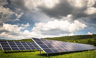 Der Ausbau von Photovoltaikanlagen auf Freiflächen soll auch im Kreis untersucht werden. - Pixabay