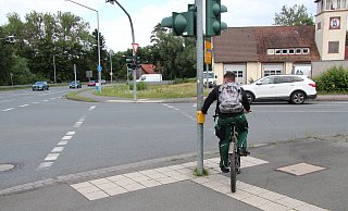 An der Kreuzung von Bielefelder- und Pivitsheider Straße müssen Radfahrer an der Ampl anhalten und den Taster anfordern. - Jana Beckmann