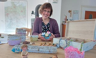 Dorothea Schmidt aus Lothe fertigt aus Pappmaché kleine Kunstwerke. Wie diese ganz einfach gelingen, verrät sie in ihrem Buch, das jetzt erschienen ist. - Michaela Weiße Dorothea Schmidt aus Lothe fertigt aus Pappmaché kleine Kunstwerke. Wie diese ganz einfach gelingen, verrät sie in ihrem Buch, das jetzt erschienen ist. - Michaela Weiße