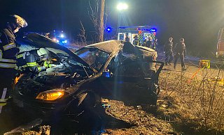 Bei einem Unfall wurde ein Autofahrer in seinem Fahrzeug eingeklemmt. - Feuerwehr Bei einem Unfall wurde ein Autofahrer in seinem Fahrzeug eingeklemmt. - Feuerwehr