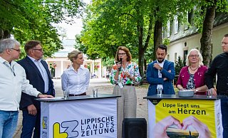Beim Besuch des LZ-Wahlmobils fühlen Redakteur Jost Wolf (links) und die stellvertretende Chefredakteurin Silke Buhrmester (Mitte) den Kandidaten (von links) Frank Kuhlmann (Bürgerbündnis), Dr. Stella Schwenner (unabhängig), Celil Celik (SPD), Diana Ammer (Linke) und Michael Ruttner (CDU) auf den Zahn. - Raphael Bartling Beim Besuch des LZ-Wahlmobils fühlen Redakteur Jost Wolf (links) und die stellvertretende Chefredakteurin Silke Buhrmester (Mitte) den Kandidaten (von links) Frank Kuhlmann (Bürgerbündnis), Dr. Stella Schwenner (unabhängig), Celil Celik (SPD), Diana Ammer (Linke) und Michael Ruttner (CDU) auf den Zahn. - Raphael Bartling