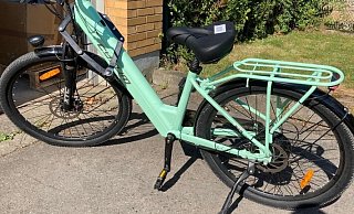Die Polizei hat dieses E-Bike auf dem Gelände eines Supermarktes sichergestellt. - Polizei Lippe