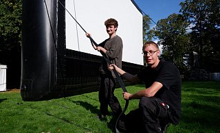 Sebastian Hanneforth (links) und Jonas Nagel beim Aufbau der aufblasbaren Leinwand. - Lorraine Brinkmann