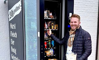 Der Lebensmittelautomat, den Kevin Zysk an der Fütiger Straße in Almena aufstellte, enthält vor allem regionale Lebensmittel. - Kevin Zysk Der Lebensmittelautomat, den Kevin Zysk an der Fütiger Straße in Almena aufstellte, enthält vor allem regionale Lebensmittel. - Kevin Zysk