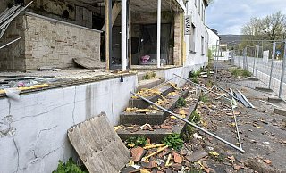 Der Gebäudekomplex Augustdorfer Straße 42 beherbergte schon mehrere Discotheken. Jetzt wird die Ruine abgerissen. - Dieter Asbrock