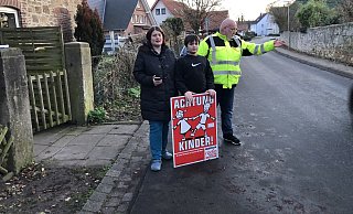 Carolin, Ben und Uwe Eschedor (von links) stehen vor ihrem Haus an der Dorfstraße. Trotz der aufgestellten Blumenkübel sind ihrer Beobachtung nach fast alle Autofahrer deutlich schneller als die erlaubten 30 km/h unterwegs. - Sven Kienscherf(LZ) Carolin, Ben und Uwe Eschedor (von links) stehen vor ihrem Haus an der Dorfstraße. Trotz der aufgestellten Blumenkübel sind ihrer Beobachtung nach fast alle Autofahrer deutlich schneller als die erlaubten 30 km/h unterwegs. - Sven Kienscherf(LZ)