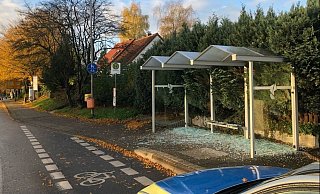 Dieses zerstörte Bushäuschen an der Lemgoer Straße ist nur einer von vielen Tatorten in Detmold. Insgesamt sind laut SVD allein 119 Glasscheiben zerschlagen worden. Die letzte Tatserie ereignete sich in der Nacht auf vergangenen Donnerstag, 29. Oktober. - Polizei Lippe