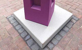 Hier ist das Denkmal in der Maria-Tintelnot-Twete noch unberührt. Auf der Skulptur steht geschrieben: "Die Würde des Menschen ist unantastbar". - Janet König Hier ist das Denkmal in der Maria-Tintelnot-Twete noch unberührt. Auf der Skulptur steht geschrieben: "Die Würde des Menschen ist unantastbar". - Janet König