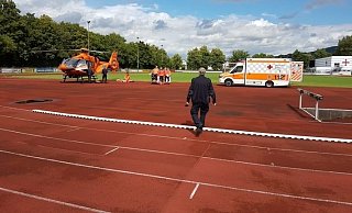 Mofafahrer schleudert durch Heckscheibe und wird schwer verletzt. Der Rettungshubschrauber landete im Stadion Südstraße. - Polizei Bad Pyrmont