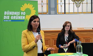 Katrin Göring-Eckardt spricht in der Alten Schule am Wall in Detmold. Moderiert wird die Veranstaltung von der Oerlinghauser Bürgermeisterkandidatin Julia Eisentraut. - Jana Beckmann