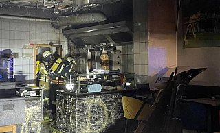 Das Feuer breitete sich im Bereich der Friteuse aus. - Feuerwehr Lage