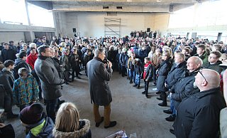 Schule im Umbau: Beim Richtfest der entkernten Aula im Dezember 2019 - und damit lange vor den Corona-Beschr&auml;nkungen - spricht Schulleiter Dr. Eike Stiller zu Sch&uuml;lern, Lehrern, Architekten, Bauarbeitern sowie Vertretern von Rat und Verwaltung. - Jens Rademacher