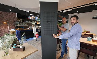 Legen letzte Hand an: Gastronom Harkan Bek und Sven Hackemack bereiten das „Auszeit" auf die Eröffnung am heutigen Donnerstagabend vor. - Jost Wolf Legen letzte Hand an: Gastronom Harkan Bek und Sven Hackemack bereiten das „Auszeit" auf die Eröffnung am heutigen Donnerstagabend vor. - Jost Wolf
