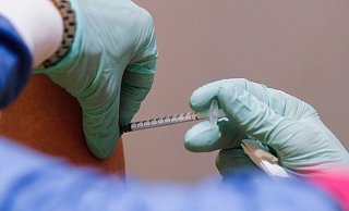 Viele Impfzentren in Deutschland sind inzwischen geöffnet. Doch die Terminvergabe ist von Bundesland zu Bundesland unterschiedlich geregelt. - Foto: Markus Schreiber/AP POOL/dpa