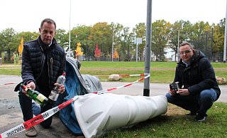 Klaus Hansen und Frederik Topp (von links) ist der Unrat am Bürgerpark ein Dorn im Auge. Die Reste eines jüngst in Flammen aufgegangenen Dixie-Klos zeugen von Vandalismus. - Sandra Castrup