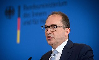 Bundesinnenminister Alexander Dobrindt (CSU) hatte schon vor seinem Amtsantritt Verschärfungen in der Migrationspolitik angekündigt. - Bernd von Jutrczenka/dpa Bundesinnenminister Alexander Dobrindt (CSU) hatte schon vor seinem Amtsantritt Verschärfungen in der Migrationspolitik angekündigt. - Bernd von Jutrczenka/dpa