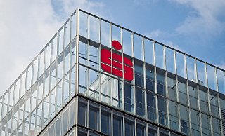 Viele Menschen müssen in Lage an der Sparkasse draußen warten, bis ein Schalter frei ist. Daran möchte die Politik arbeiten und die Situation verbessern. - Pixabay