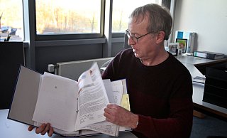 Josef Spiering hat einem Blomberger Finanzmakler vertraut – und dabei viel Geld verloren. In einem Ordner hat er die faulen Anlagen dokumentiert. - Bernhard Preuss