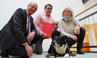 Den Vertrag in der Hand: (von links) Rainer Heller, Christopher Imig und Gisela Brinkforth-Pekoch freuen sich gemeinsam mit Hündin Leyla über die Zuwendung der Stadt Detmold. - Nadine Uphoff