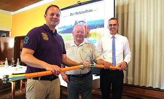 Technik für schnelles Netz:  (von links) Sewikom-Geschäftsführer Kai-Timo Wilke, Ausschussvorsitzender Jürgen Müllers und Bürgermeister Jörg Bierwirth zeigen ein Leerrohr, das für den Breitbandausbau unter die Erde gebracht werden muss.  - Michaela Weisse