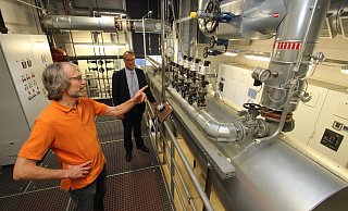 Matthias Rabe, Fachbereichsleiter Eigenerzeugung am Standort für das Heizkraftwerk Mitte (links), und Stadtwerke-Geschäftsführer Arnd Oberscheven neben dem Elektrokessel am Bruchweg. - Jens Rademacher
