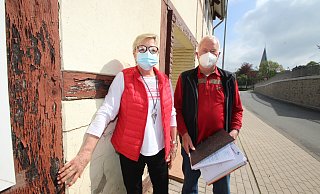 Anne und Hermann Schröder haben Schäden an der Fassade ihres Hauses, die nach ihren Worten durch die Bauarbeiten an der Hohenhauser Straße entstanden. - Jens Rademacher