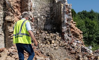 Bei Abrissarbeiten von einem alten Kalkwerk ragte eine Metallspitze aus dem Geröll. Ordnungsamtsleiter Rainer Holste informiert sich. Foto: Sebastian Vogt/Stadt Horn-Bad Meinberg - Sebastian Vogt/Stadt Horn-Bad Meinberg Bei Abrissarbeiten von einem alten Kalkwerk ragte eine Metallspitze aus dem Geröll. Ordnungsamtsleiter Rainer Holste informiert sich. Foto: Sebastian Vogt/Stadt Horn-Bad Meinberg - Sebastian Vogt/Stadt Horn-Bad Meinberg
