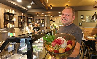 Betreiber Michael Knuth präsentiert eine frisch zubereitete Bowl mit Falafel-Bällchen im neu eröffneten "That's fresh". Die Gastronomie hat neben einem Mittagstisch auch einen Cafèbereich mit belegten Brötchen und Co. zu bieten. - Janet König