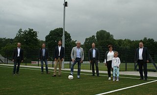 Einweihung Kleinspielfeld Alverdissen: (von links) LEADER-Manager Borris Ortmeier, Markus Sundermann (Sponsor), Martin Denker (Regionalleiter Sparkasse Paderborn-Detmold als Sponsor), Thomas Schwekendiek (Vereinsvorsitzender TBV JAHN Alverdissen), Uwe Schünemann (Stadt Barntrup als Sponsor), Anna Schwekendiek mit Tochter Alicia (Geschäftsführerin TBV JAHN Alverdissen) und Landrat Dr. Axel Lehmann. - Sylvia Frevert(LZ) Einweihung Kleinspielfeld Alverdissen: (von links) LEADER-Manager Borris Ortmeier, Markus Sundermann (Sponsor), Martin Denker (Regionalleiter Sparkasse Paderborn-Detmold als Sponsor), Thomas Schwekendiek (Vereinsvorsitzender TBV JAHN Alverdissen), Uwe Schünemann (Stadt Barntrup als Sponsor), Anna Schwekendiek mit Tochter Alicia (Geschäftsführerin TBV JAHN Alverdissen) und Landrat Dr. Axel Lehmann. - Sylvia Frevert(LZ)