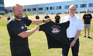 Schulsozialarbeiter Paul Oehlschläger (links) organisiert die Lauf-AG und hält mit KEB-Ausbildungsleiter Thomas Lalk die T-Shirtsspende. Über die Shirts freuen sich (von rechts) Patrick, Jesko, Tim, Lucy, Nele, Sarah, Pia, Lea, Annika. - Seda Hagemann Schulsozialarbeiter Paul Oehlschläger (links) organisiert die Lauf-AG und hält mit KEB-Ausbildungsleiter Thomas Lalk die T-Shirtsspende. Über die Shirts freuen sich (von rechts) Patrick, Jesko, Tim, Lucy, Nele, Sarah, Pia, Lea, Annika. - Seda Hagemann