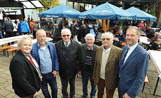 Zusammenhalt: (von links) Stefanie Gröhne und Björn Strohmeier vom Marketingverein, der ehemalige Gemeindedirektor Helmut Welsch, die ehemaligen Ratsmitglieder Friedel Wehrbein und Gerhard Helms sowie Bürgermeister Jürgen Schell - Nicole Ellerbrake