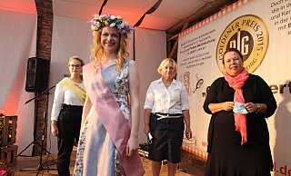 NRW-Landwirtschaftsministerin Ursula Heinen-Esser (CDU, rechts) zu Besuch auf dem Hof von Annette Diekmann (Zweite von rechts) in Hohenhausen. Gerade hat sie Pickert-Prinzessinn Sarina (Zweite von links, mit Amtsvorgängerin Maya) gekrönt. - Jens Rademacher